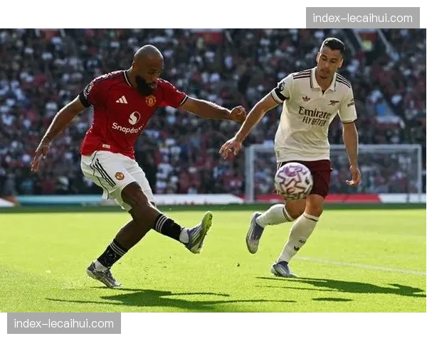 蒙彼利埃门将奥姆林神扑后，现场大屏幕即时显示本次扑救的xGOT（预期射正进球）值