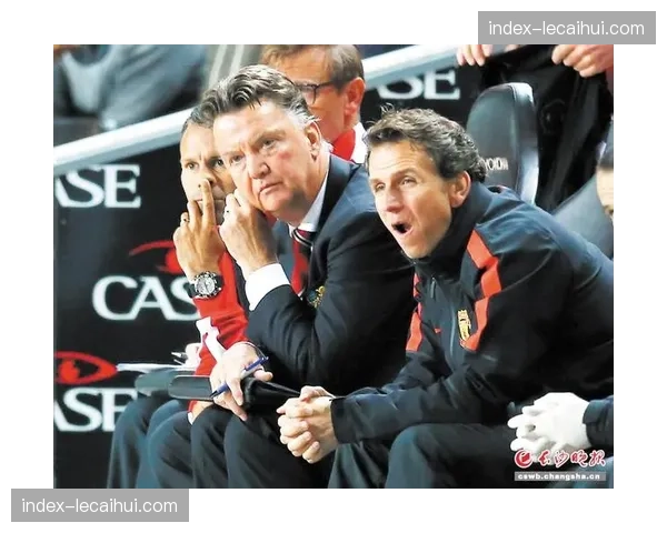 转播镜头捕捉到曼联教练组实时传递转换防守指令的手势